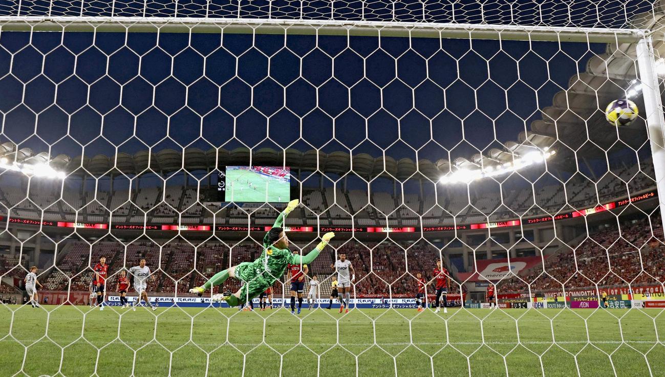 鹿島―岡山　後半、岡山・神谷（左端）が決勝ゴールを決める。GK早川（共同）