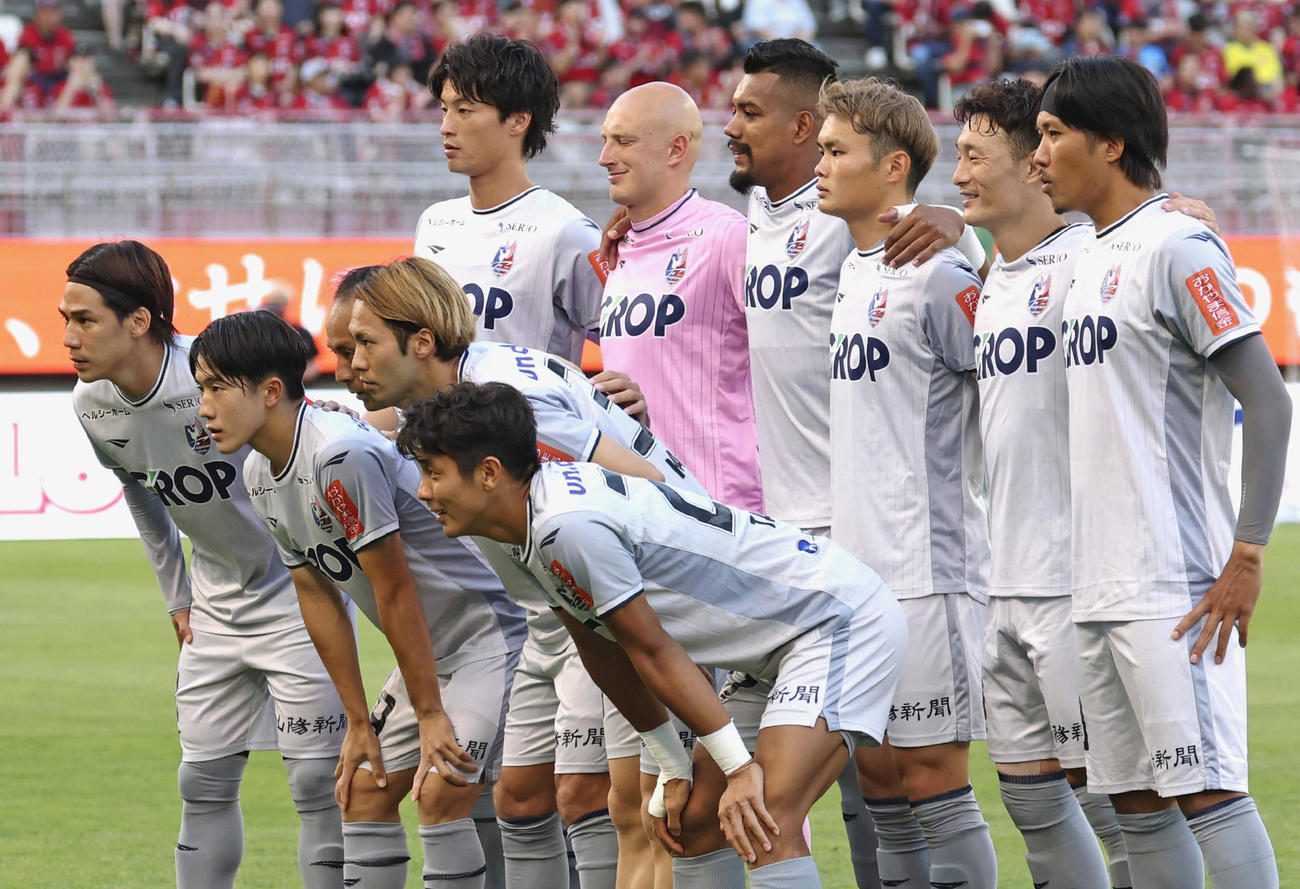 鹿島戦に臨む岡山イレブン（共同）