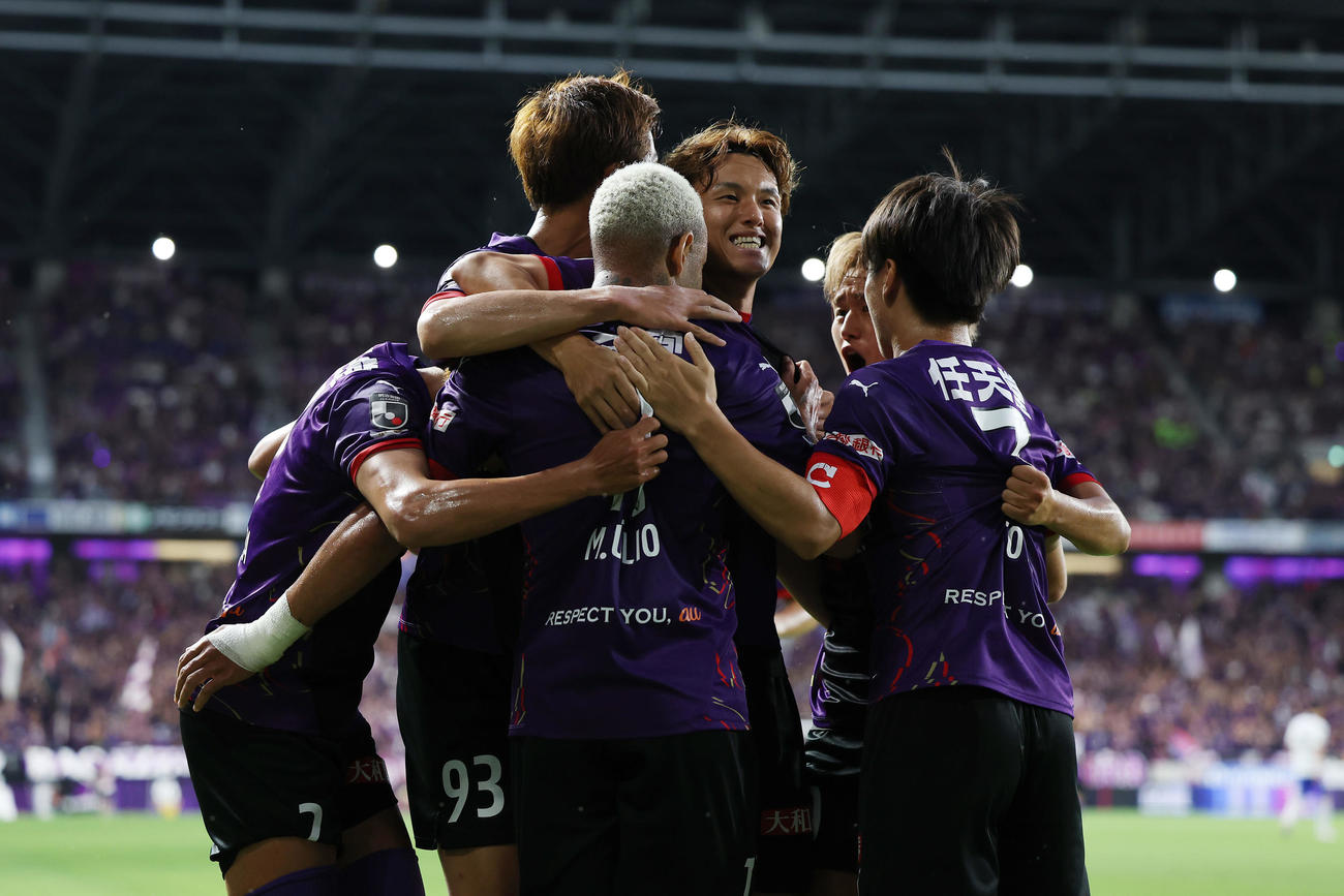 京都対G大阪　前半、先制ゴールを決め喜ぶMトゥーリオ（中央）ら京都の選手たち（撮影・前田充）