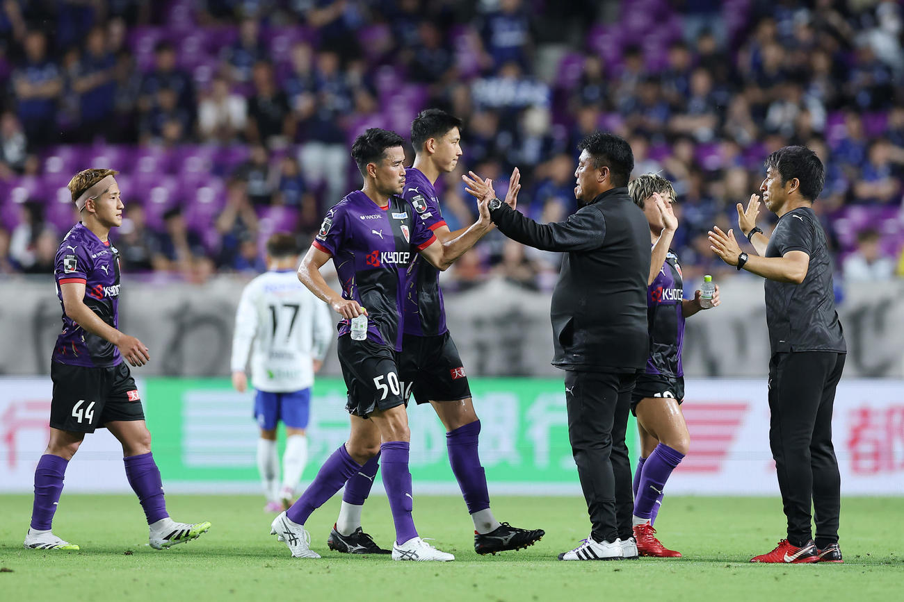 京都対G大阪　G大阪に快勝し、選手らをタッチで迎える京都曺監督（右から3人目）（撮影・前田充）