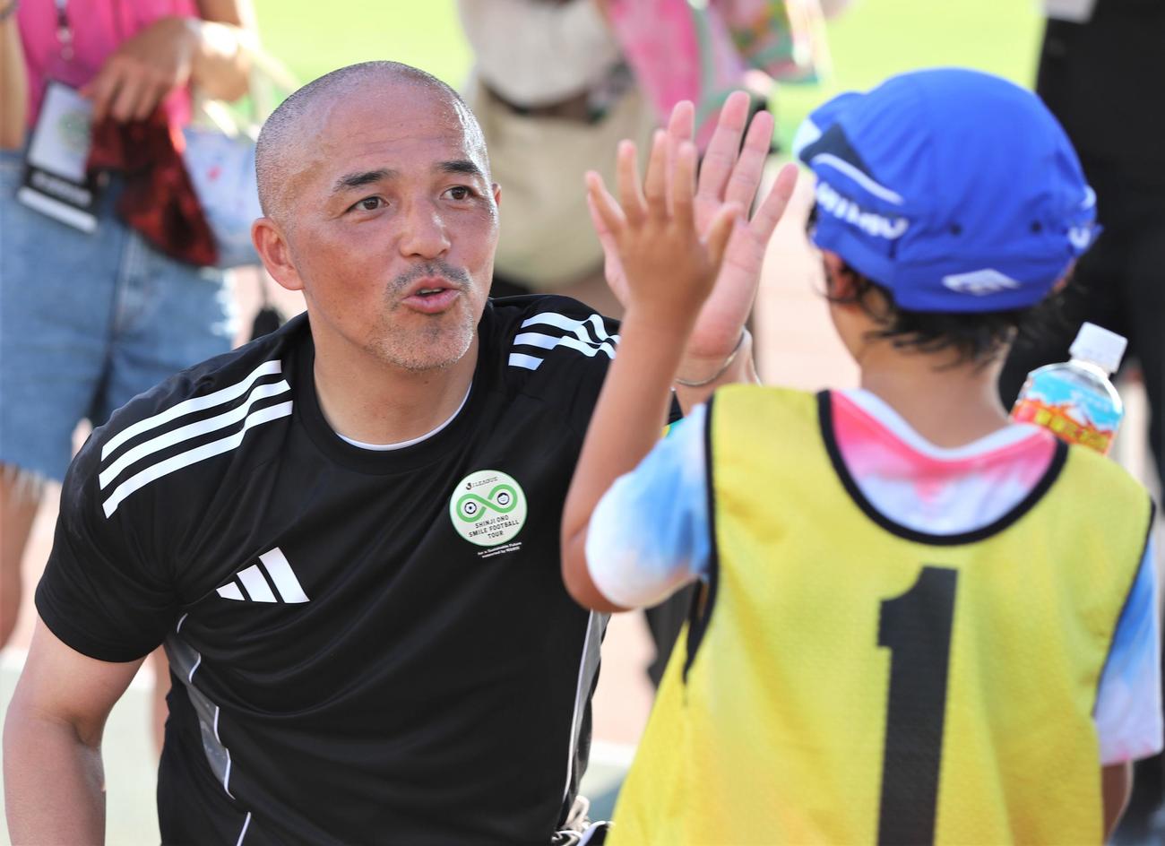 「Jリーグ×小野伸二　スマイルフットボールツアー」で子どもとハイタッチする小野伸二氏（撮影・藤塚大輔）