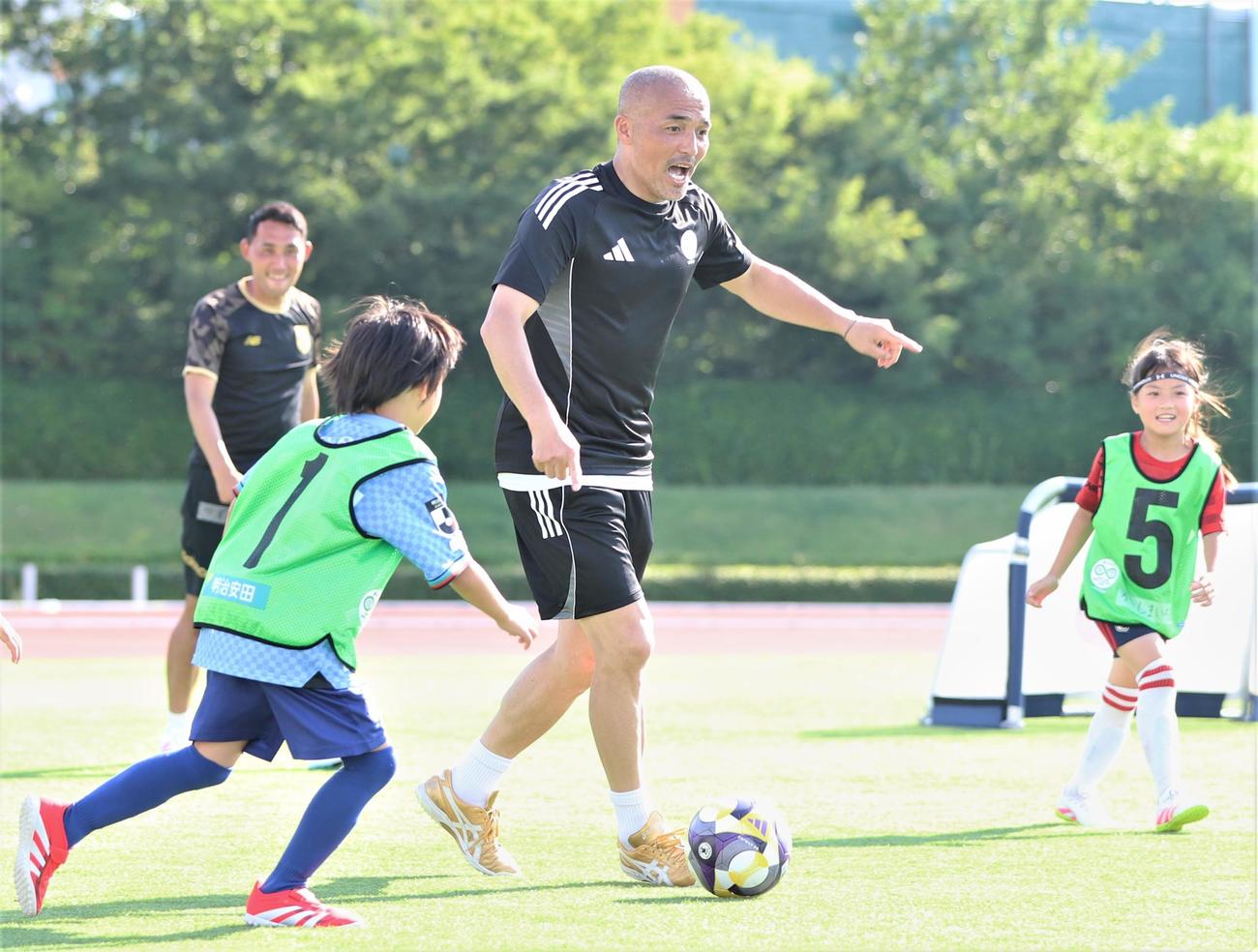 「Jリーグ×小野伸二　スマイルフットボールツアー」で笑顔を見せる小野伸二氏（撮影・藤塚大輔）
