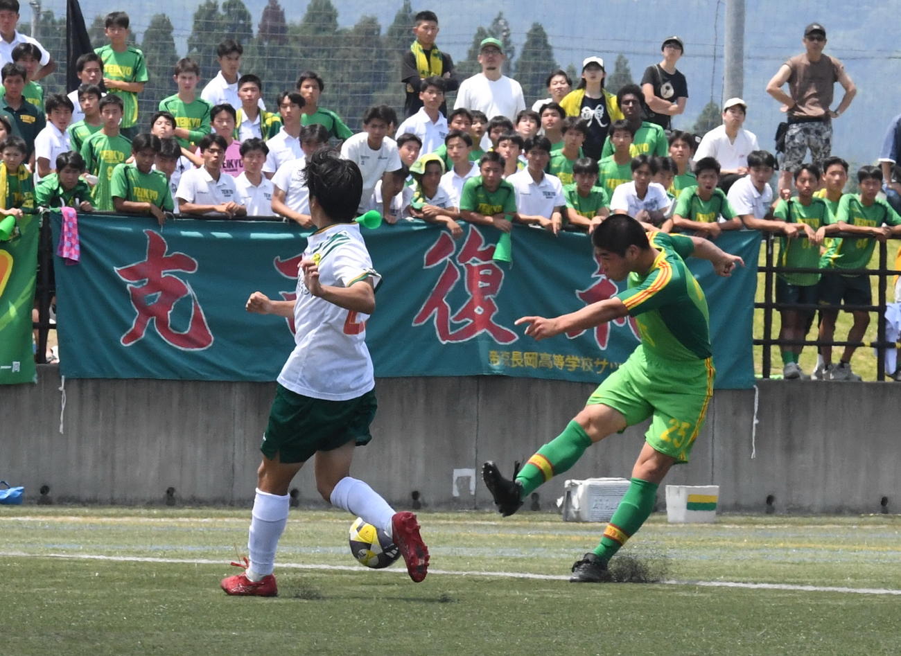 1－0の後半5分に2得点目を決める帝京長岡・児山（右）　（撮影・小林忠）