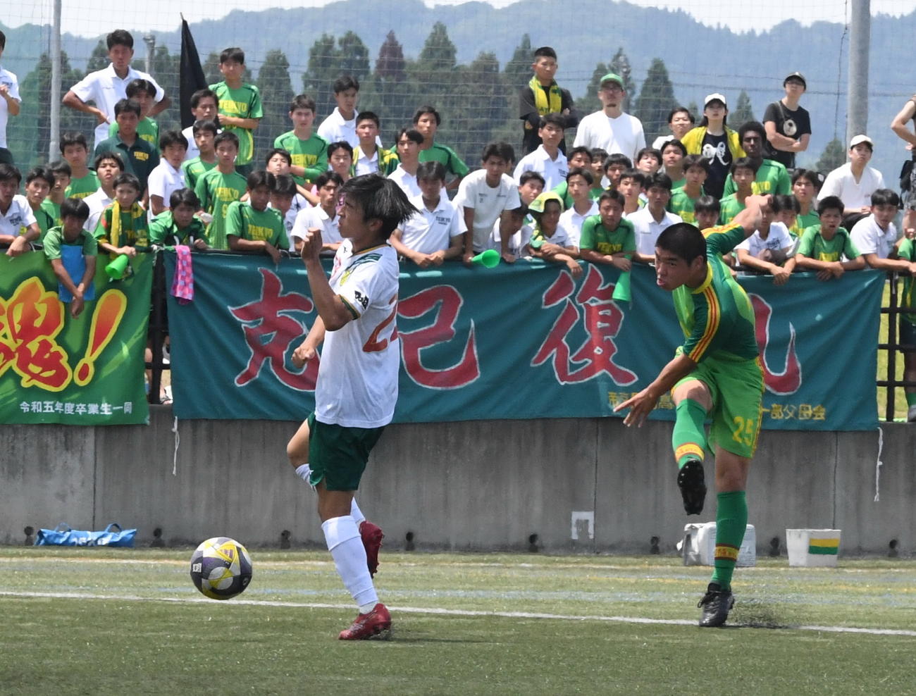 1－0の後半5分に2得点目を決める帝京長岡・児山（右）　（撮影・小林忠）