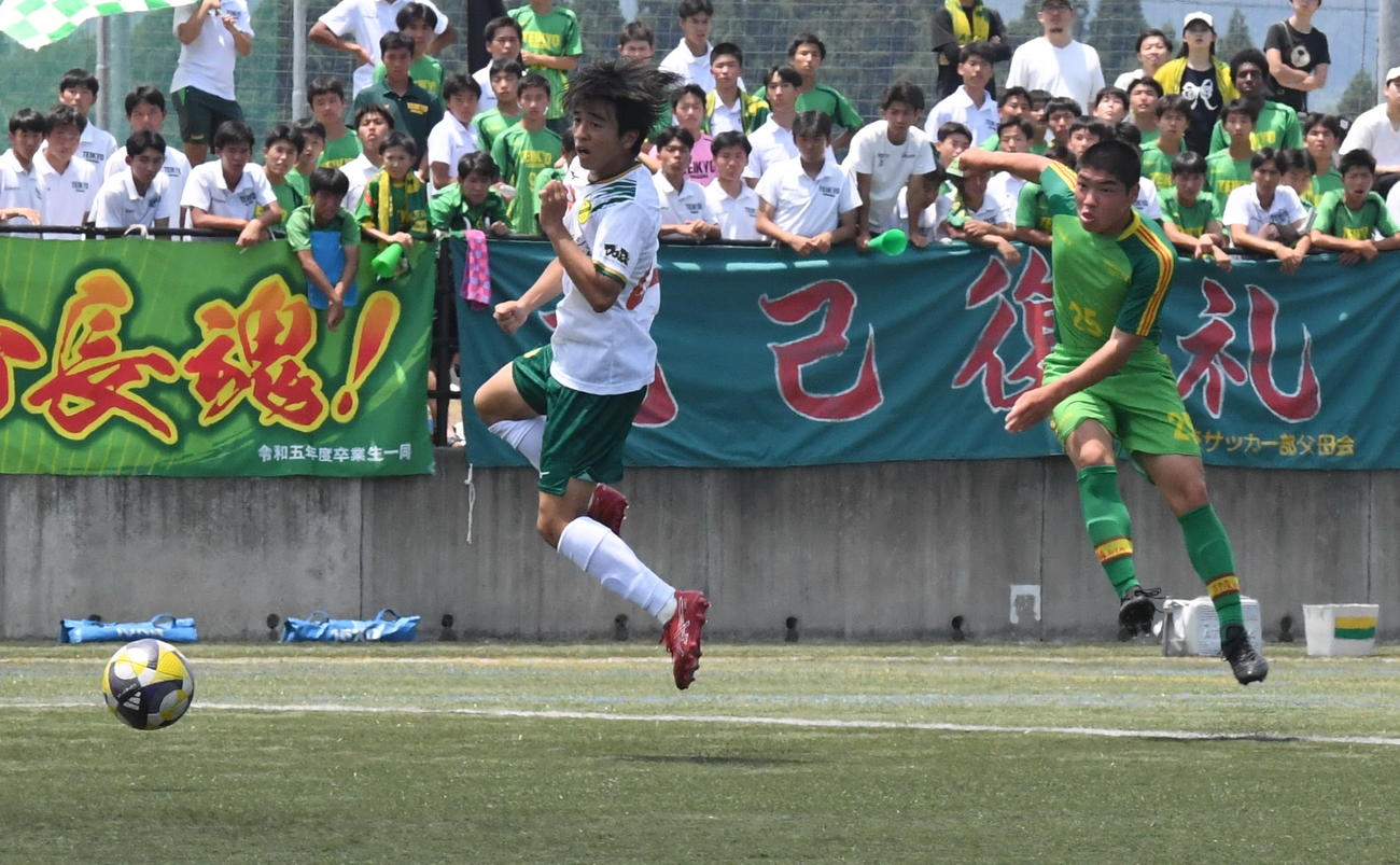 1－0の後半5分に2得点目を決める帝京長岡・児山（右）　（撮影・小林忠）