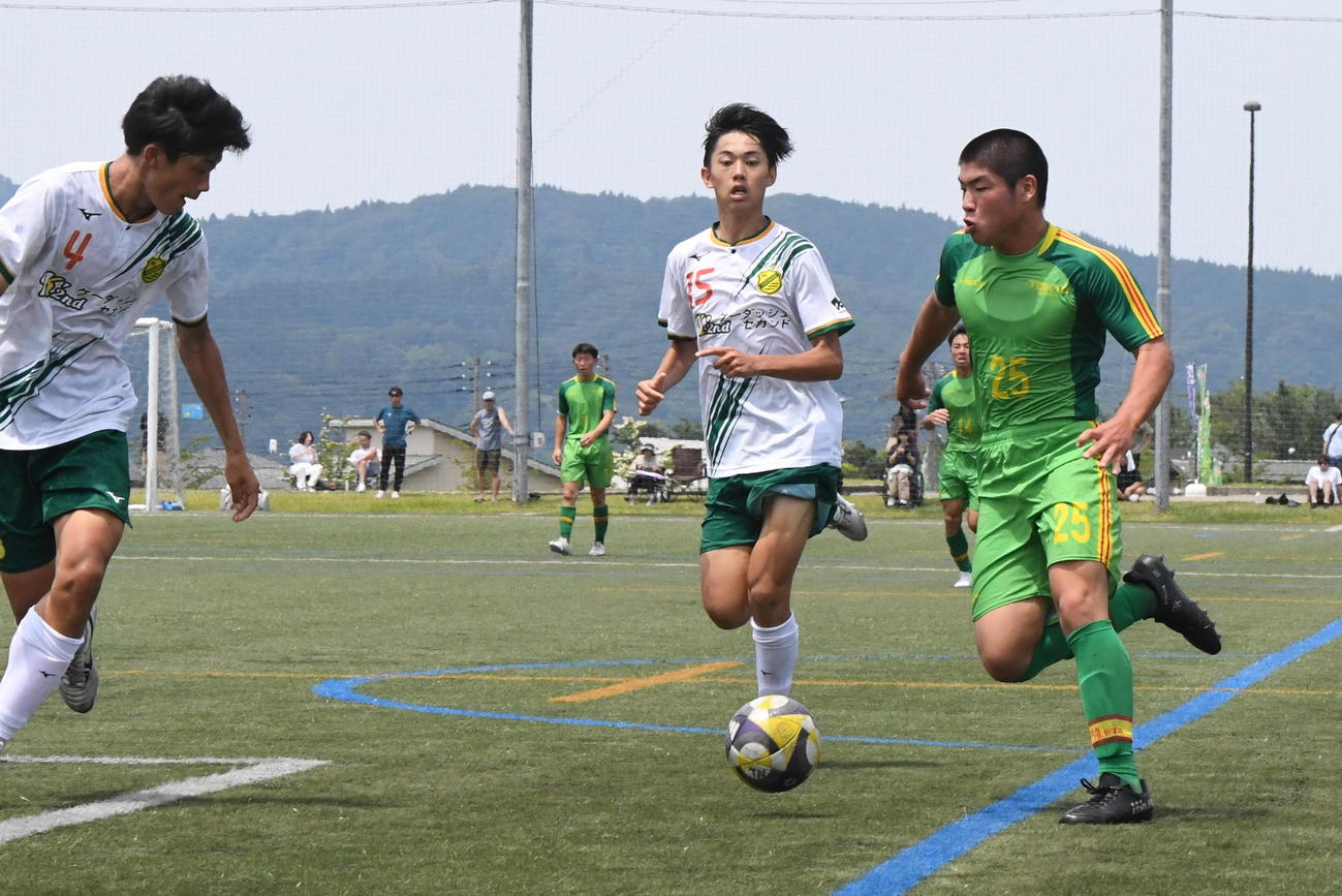 ドリブルで左サイドをえぐる帝京長岡・児山（右）（撮影・小林忠）
