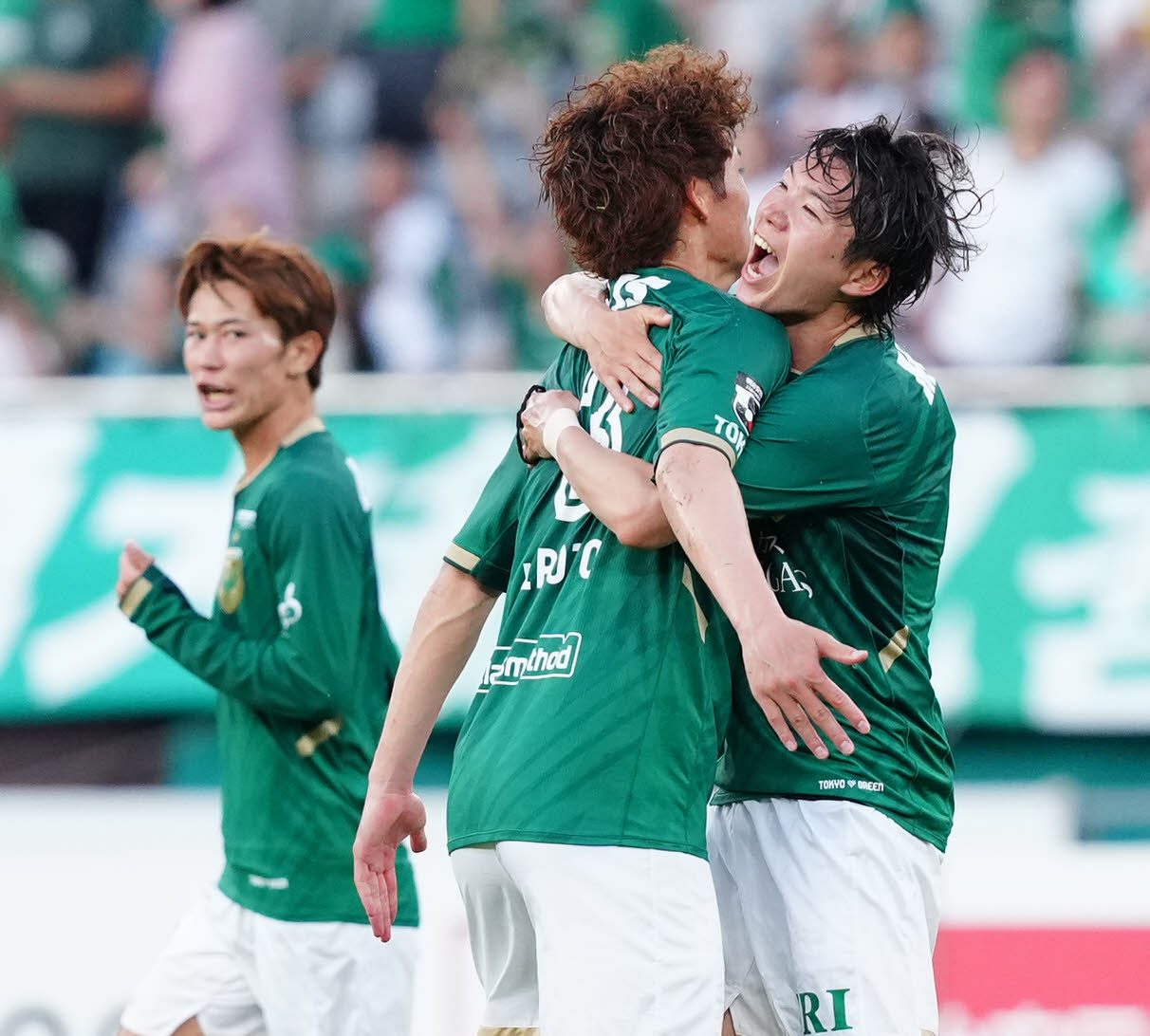 東京V対川崎F　前半、先制ゴールを決め喜ぶ東京V深沢（右）（撮影・江口和貴）