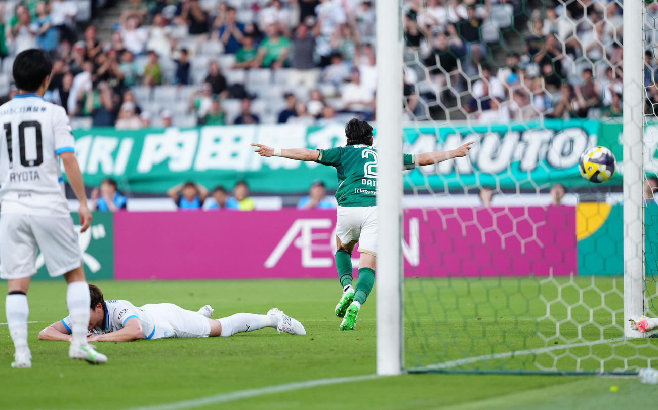 東京V対川崎F　前半、先制ゴールを決め喜ぶ東京V深沢（撮影・江口和貴）