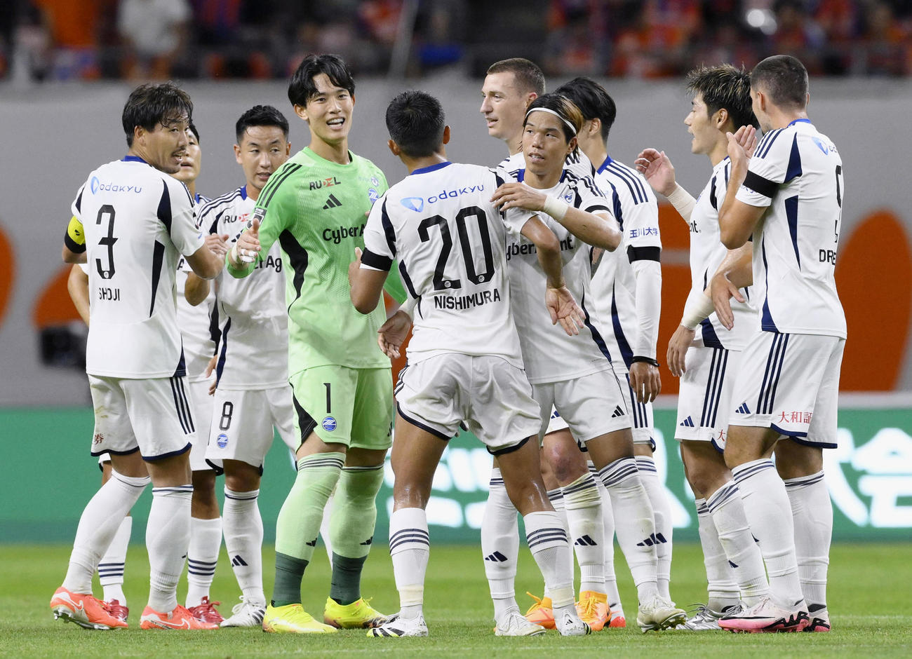 新潟に快勝し、喜ぶ町田イレブン＝デンカS(共同)
