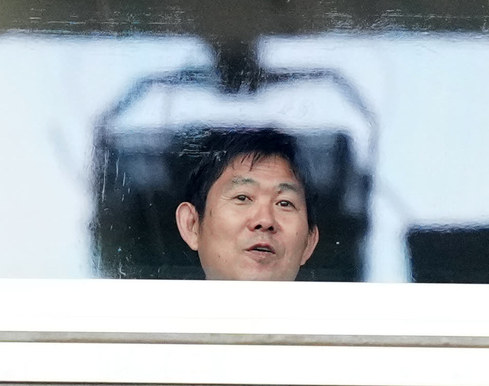 東京Vー川崎F戦を視察する日本代表森保監督（撮影・江口和貴）