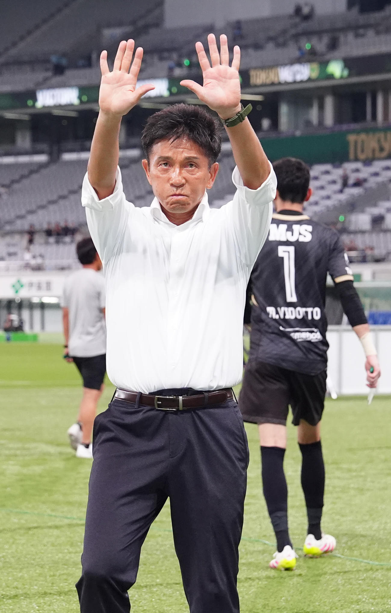 東京V対川崎F　試合後、サポーターにあいさつする東京V城福監督（撮影・江口和貴）