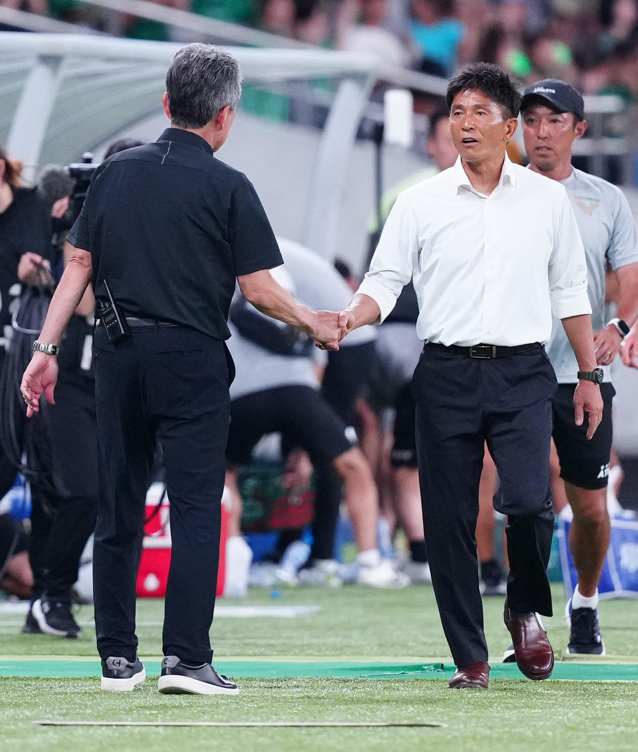 東京V対川崎F　試合後、川崎F長谷部監督（左）と握手を交わす東京V城福監督（撮影・江口和貴）