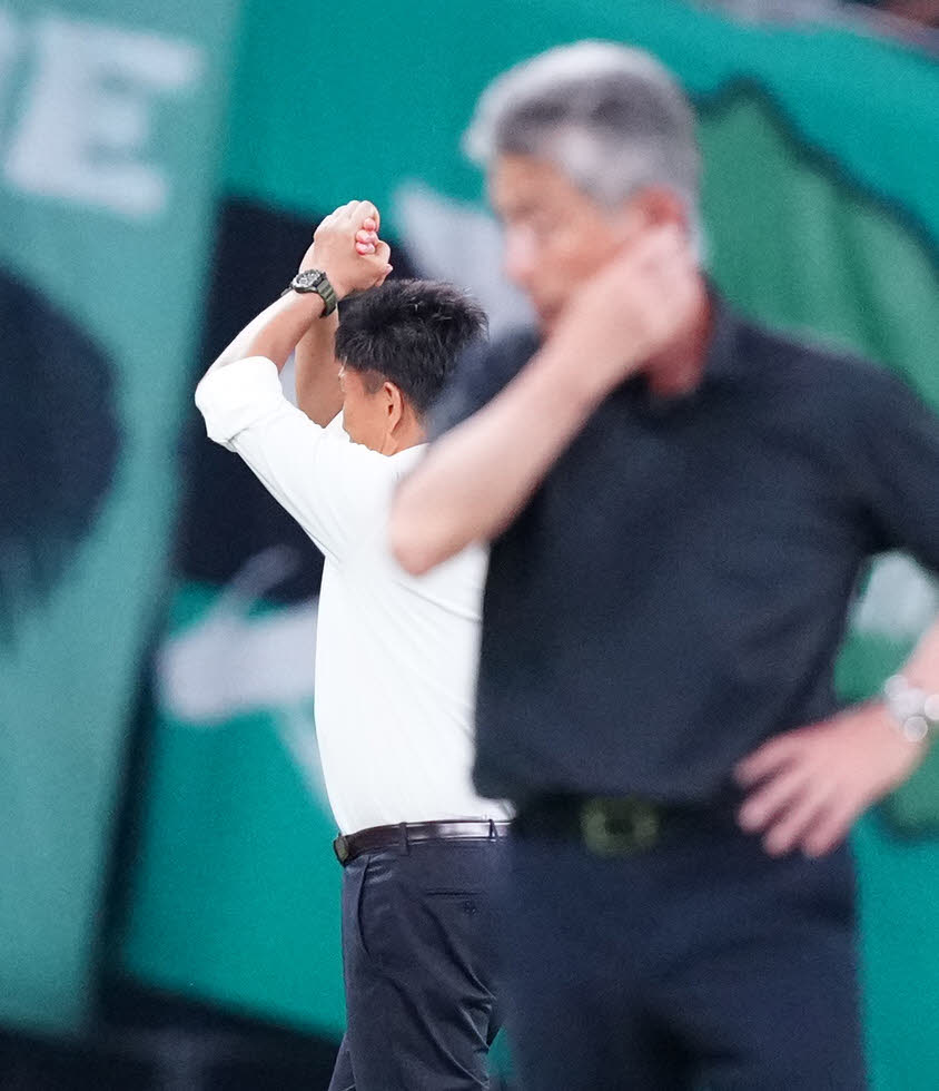 東京V対川崎F　試合終了のホイッスルを聞き、喜ぶ東京V城福監督。手前は川崎F長谷部監督（撮影・江口和貴）