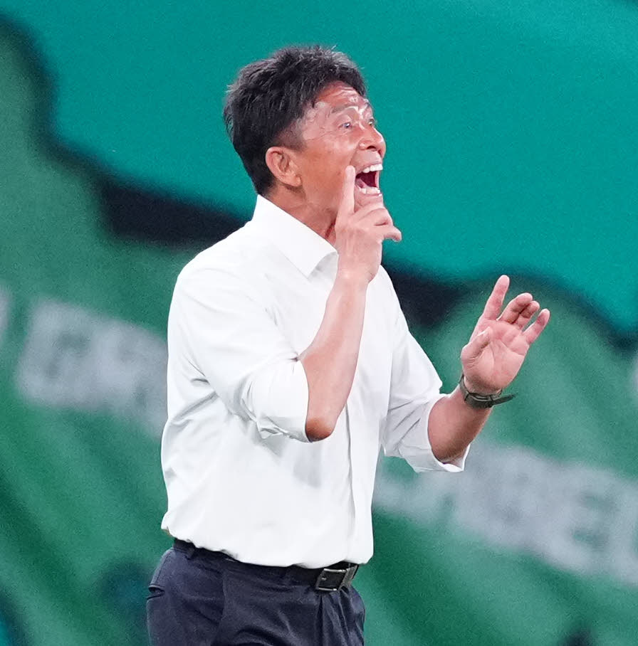 東京V対川崎F　後半、指示を出す東京V城福監督（撮影・江口和貴）