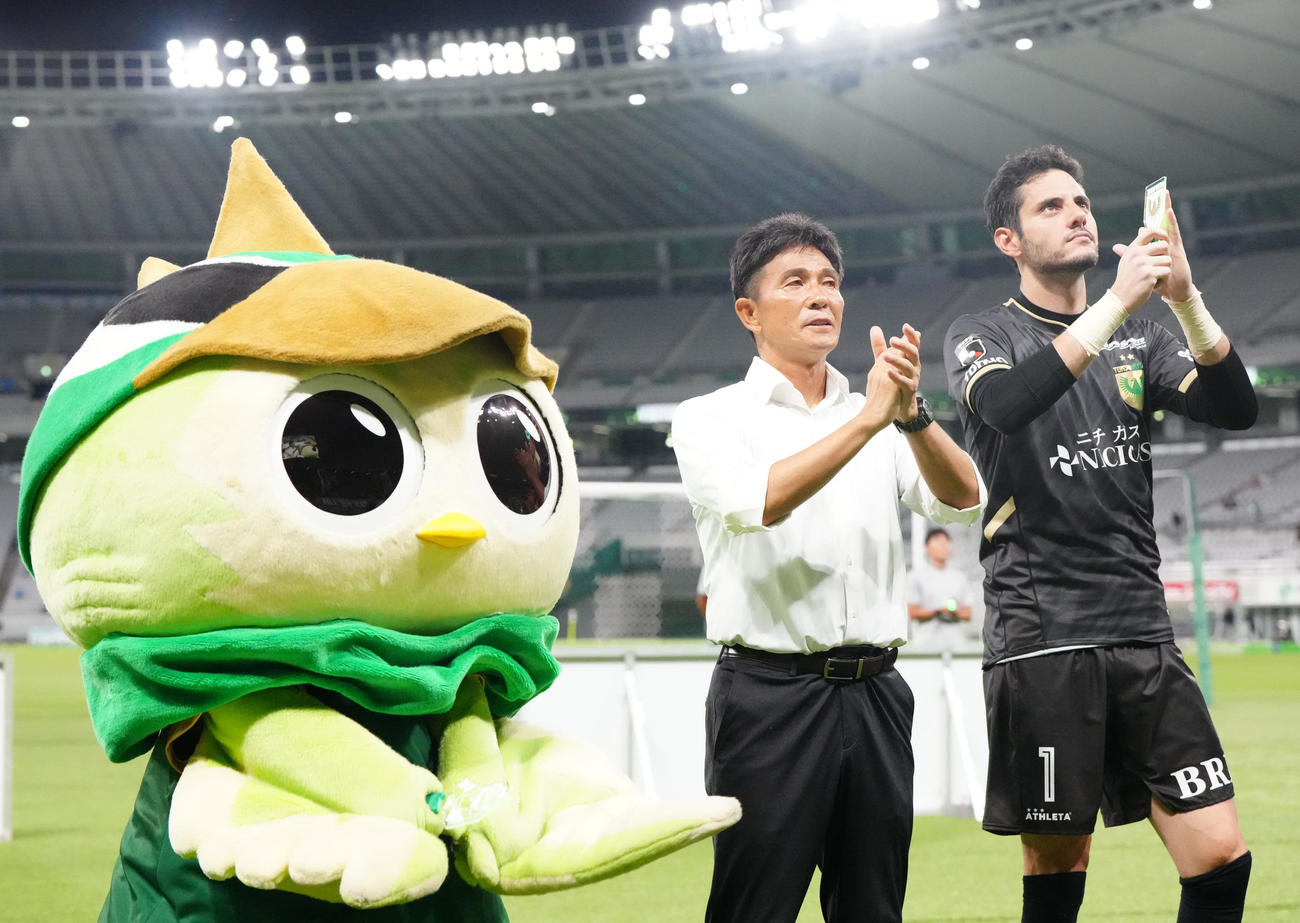東京V対川崎F　試合後、サポーターと勝利を喜ぶ東京V城福監督（中央）。右はGKマテウス（撮影・江口和貴）