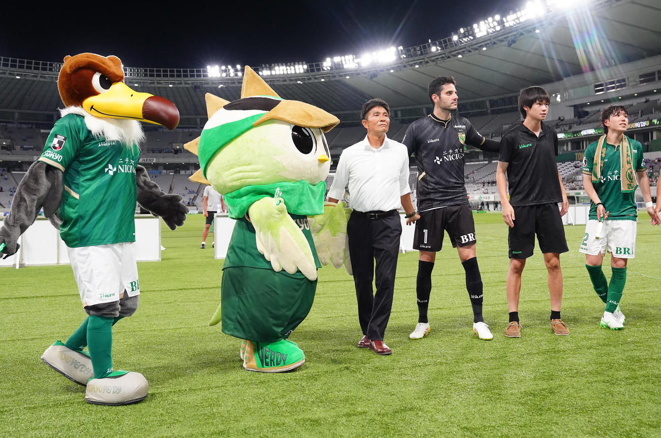 東京V対川崎F　試合後、サポーターと勝利を喜ぶ東京V城福監督（右から4人目）ら。右端は深沢（撮影・江口和貴）