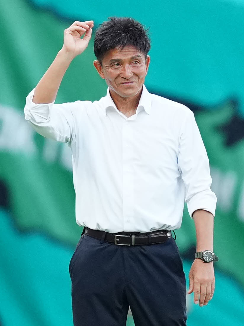 東京V対川崎F　前半、戦況を見つめる東京V城福監督（撮影・江口和貴）