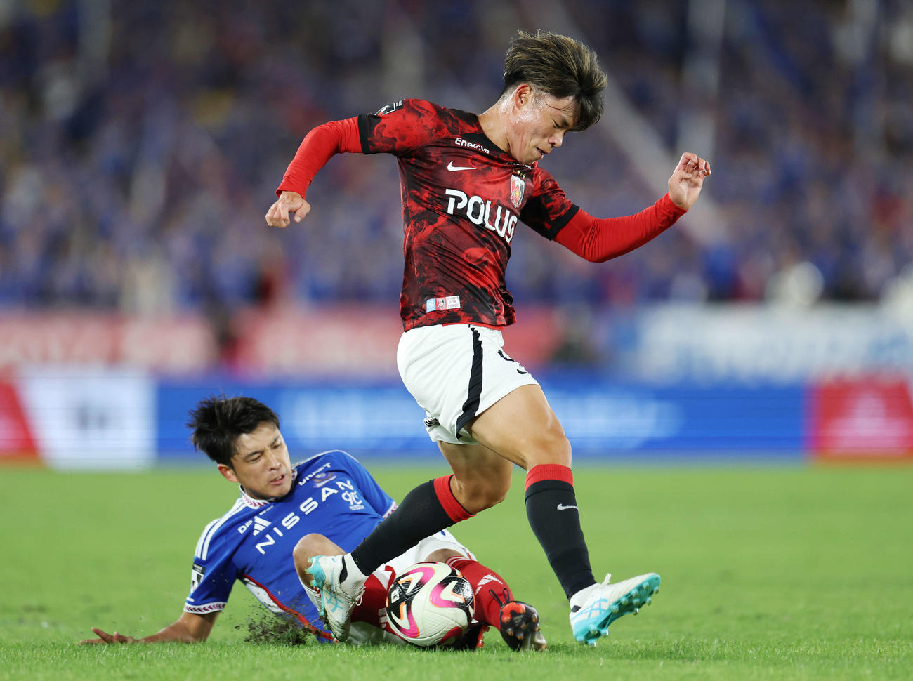 4年10月30日　横浜対浦和　後半、競り合う横浜山根（左）と浦和二田（撮影・宮地輝）