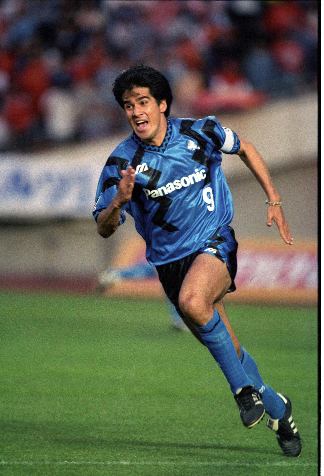 1993年　Jリーグ・サントリーシリーズ・第7節　G大阪対名古屋　前半37分、この日の自身2点目となるゴールを決めたG大阪FW永島昭浩は大喜びで走り出す