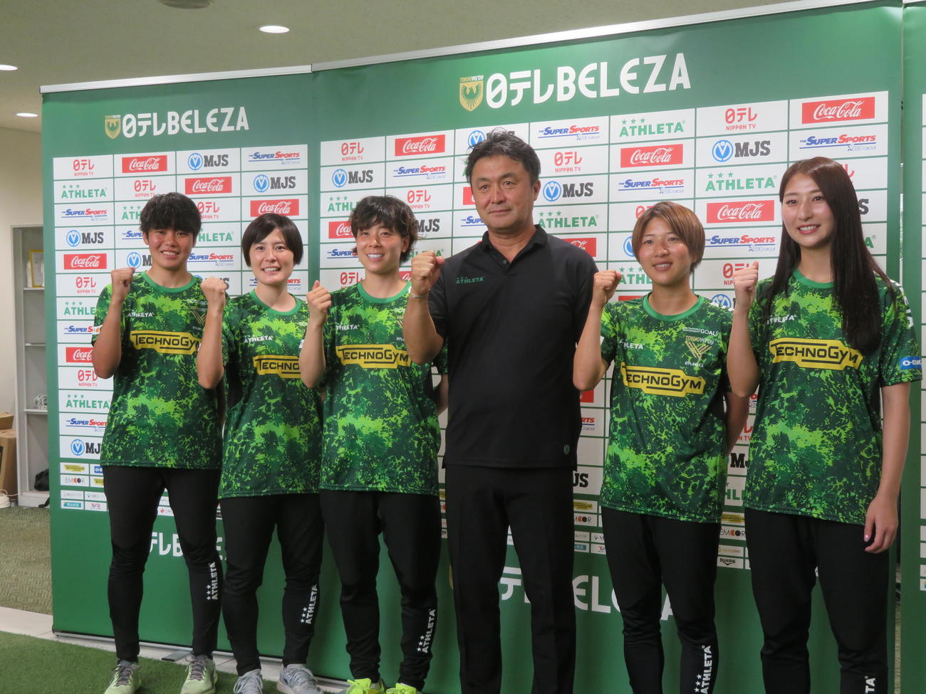 日テレ東京ヴェルディベレーザの新体制発表会に出席した、左から清水美紅、猶本光、土光真代、楠瀬直木監督、隅田凜、塩越柚歩（撮影・佐藤成）