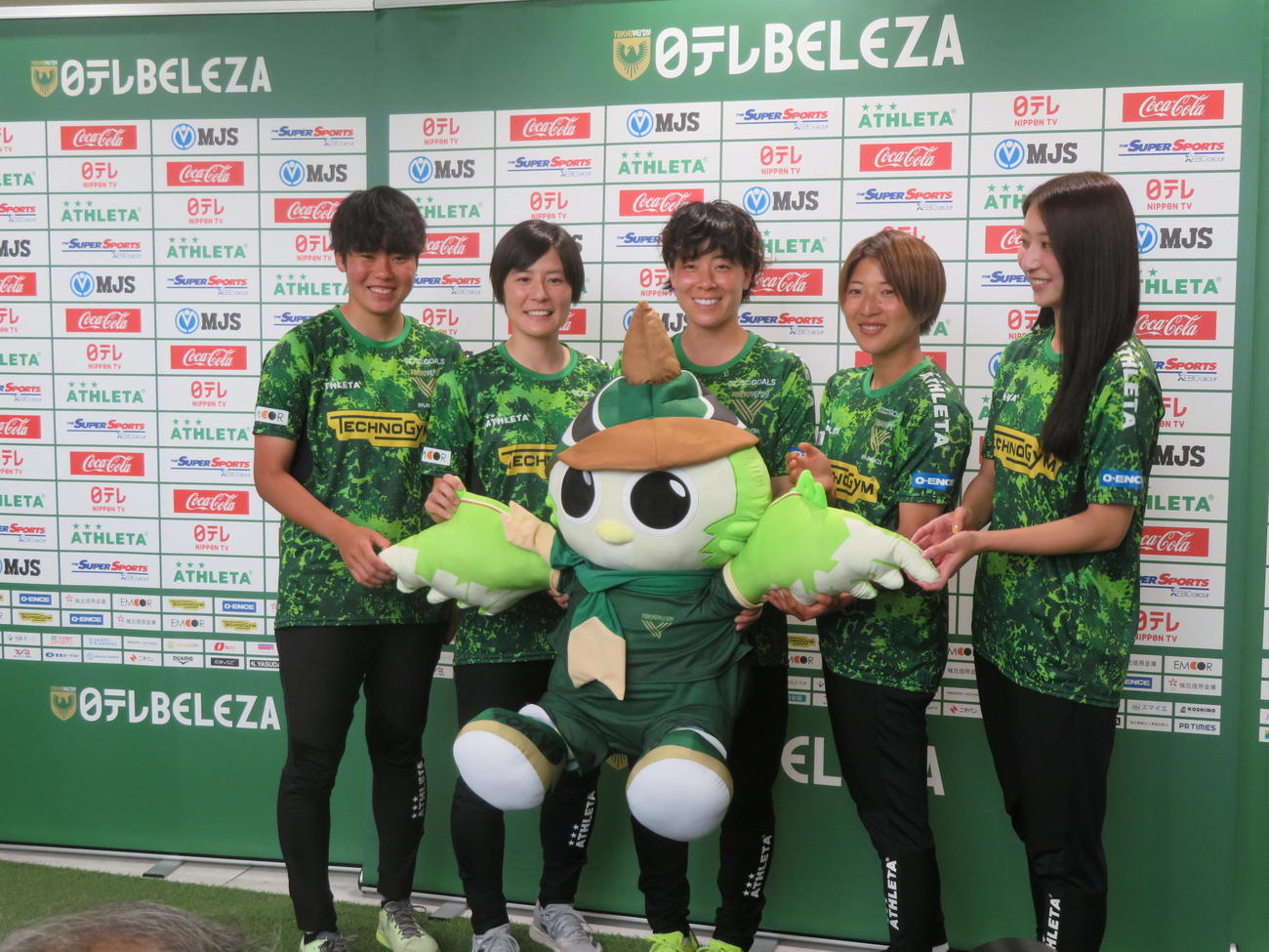 日テレ東京ヴェルディベレーザの新体制発表会に出席した、左から清水美紅、猶本光、土光真代、隅田凜、塩越柚歩（撮影・佐藤成）