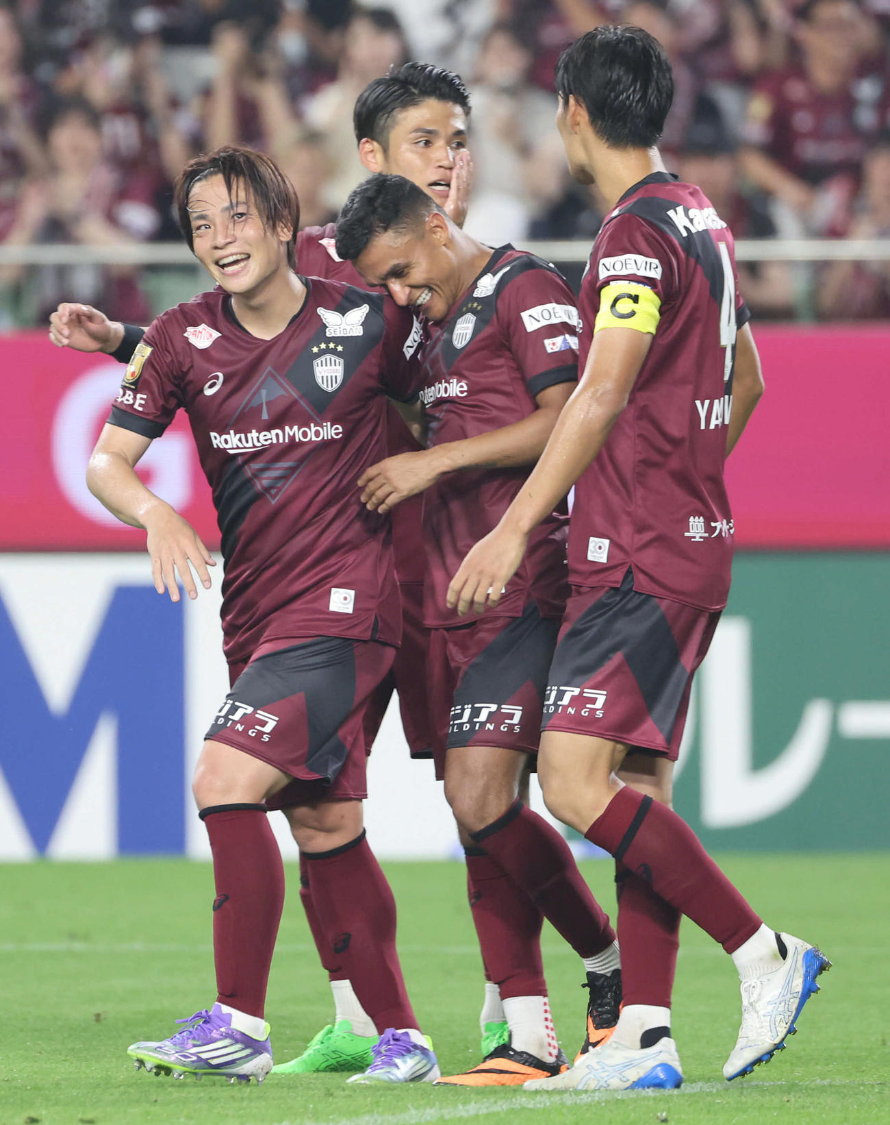 神戸対広島　後半、先制ゴールを決めた神戸エリキ（中）は祝福を受ける。左は永戸（撮影・西尾就之）