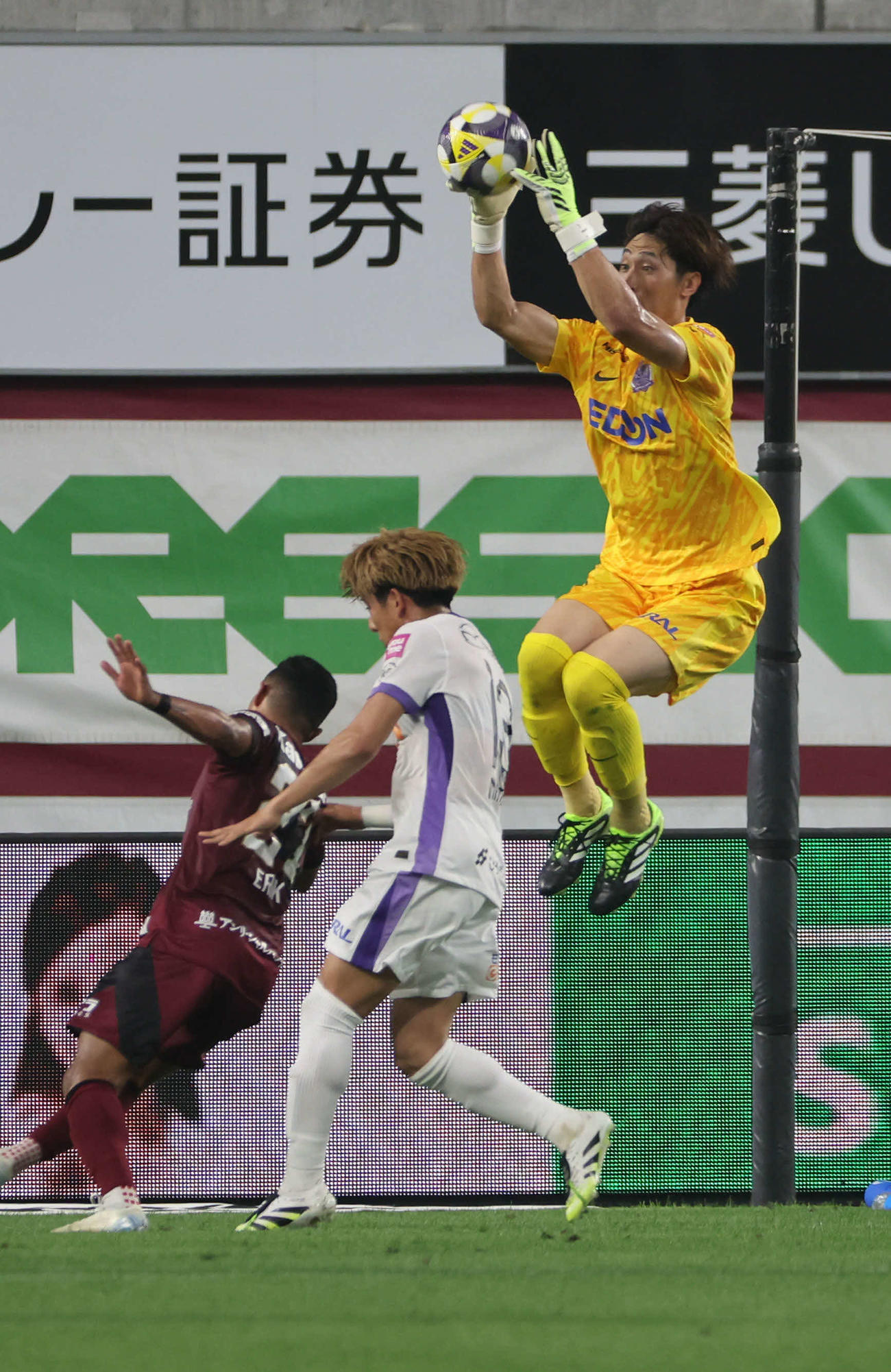 神戸対広島　前半、相手のクロスボールをキャッチする広島GK大迫（撮影・西尾就之）