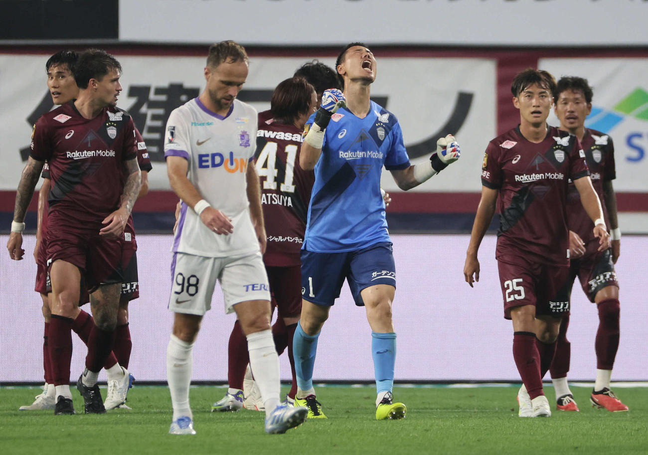 神戸対広島　1点を守り切り勝利した神戸GK前川（中央）は雄たけびをあげる（撮影・西尾就之）