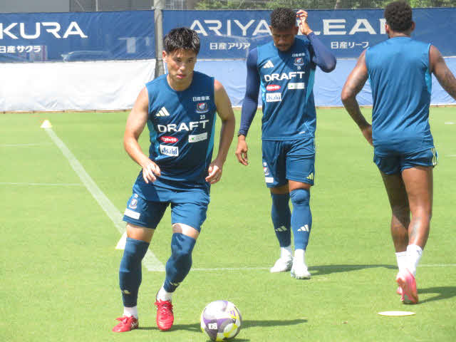 翌日の横浜FC戦に向けてトレーニングに励む横浜FW宮市