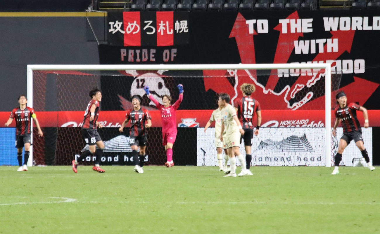 勝利が決まり、両手を挙げて喜ぶ札幌高木（左から4人目）（撮影・保坂果那）