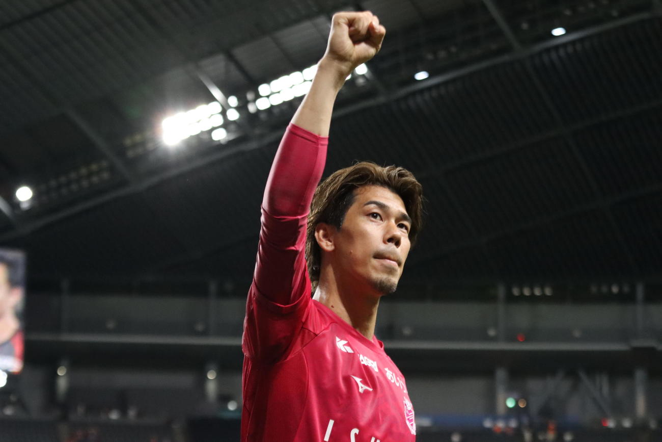 試合後、スタンドに向かってガッツポーズを決める札幌高木（撮影・保坂果那）