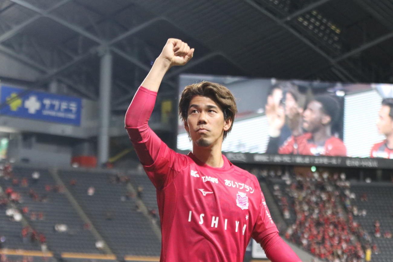 試合後、スタンドに向かってガッツポーズを決める札幌高木（撮影・保坂果那）