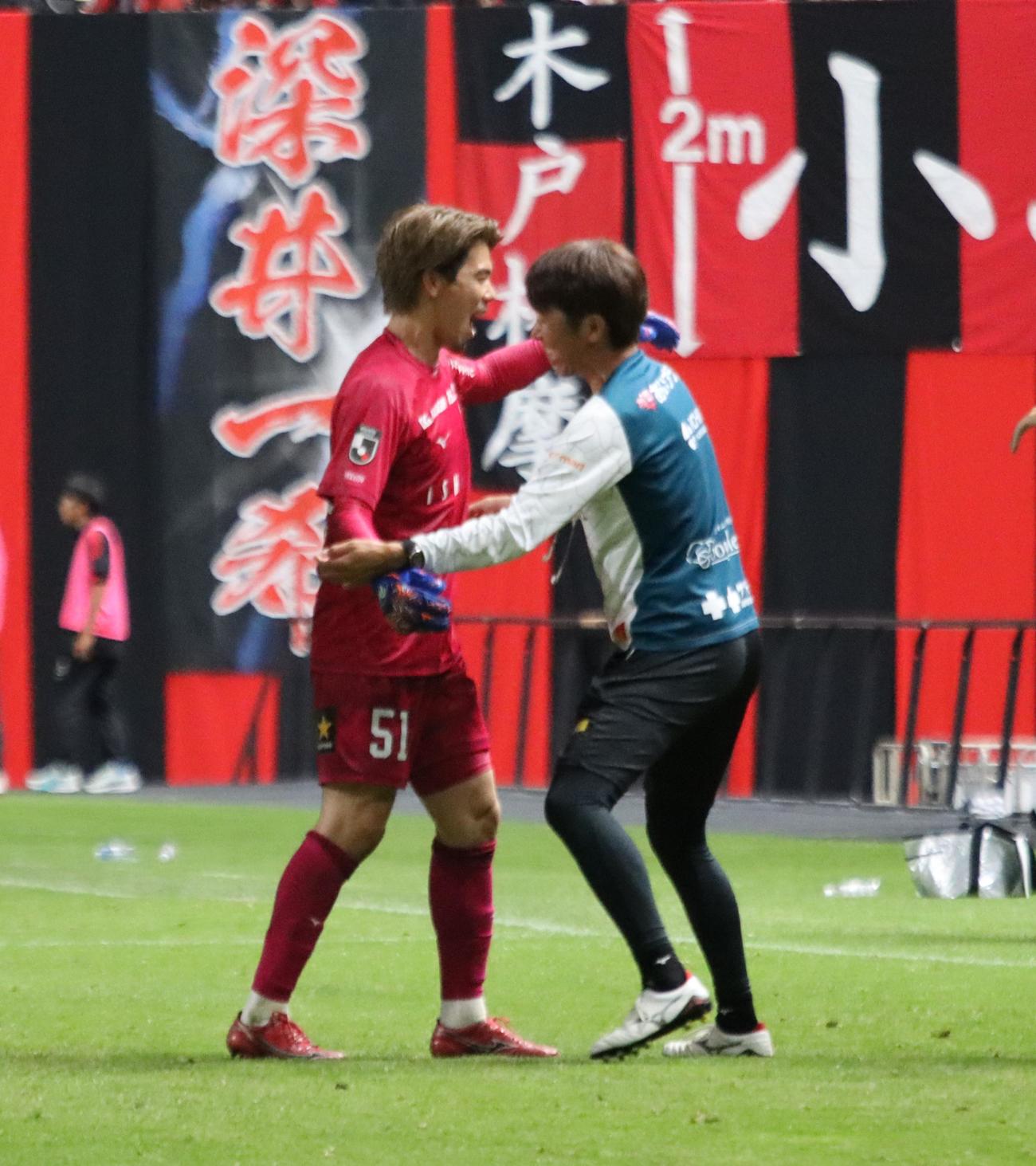 勝利を喜ぶ札幌高木（左）と佐々木GPコーチ（撮影・保坂果那）