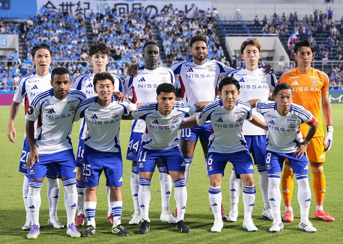 横浜FC戦に臨む横浜Mイレブン（共同）