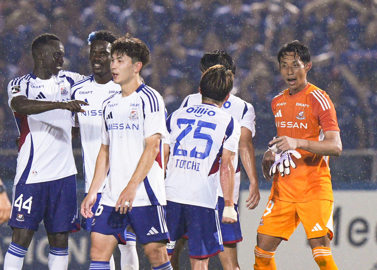 横浜FCに競り勝ち、喜ぶ横浜MのGK朴一圭（右端）ら（共同）