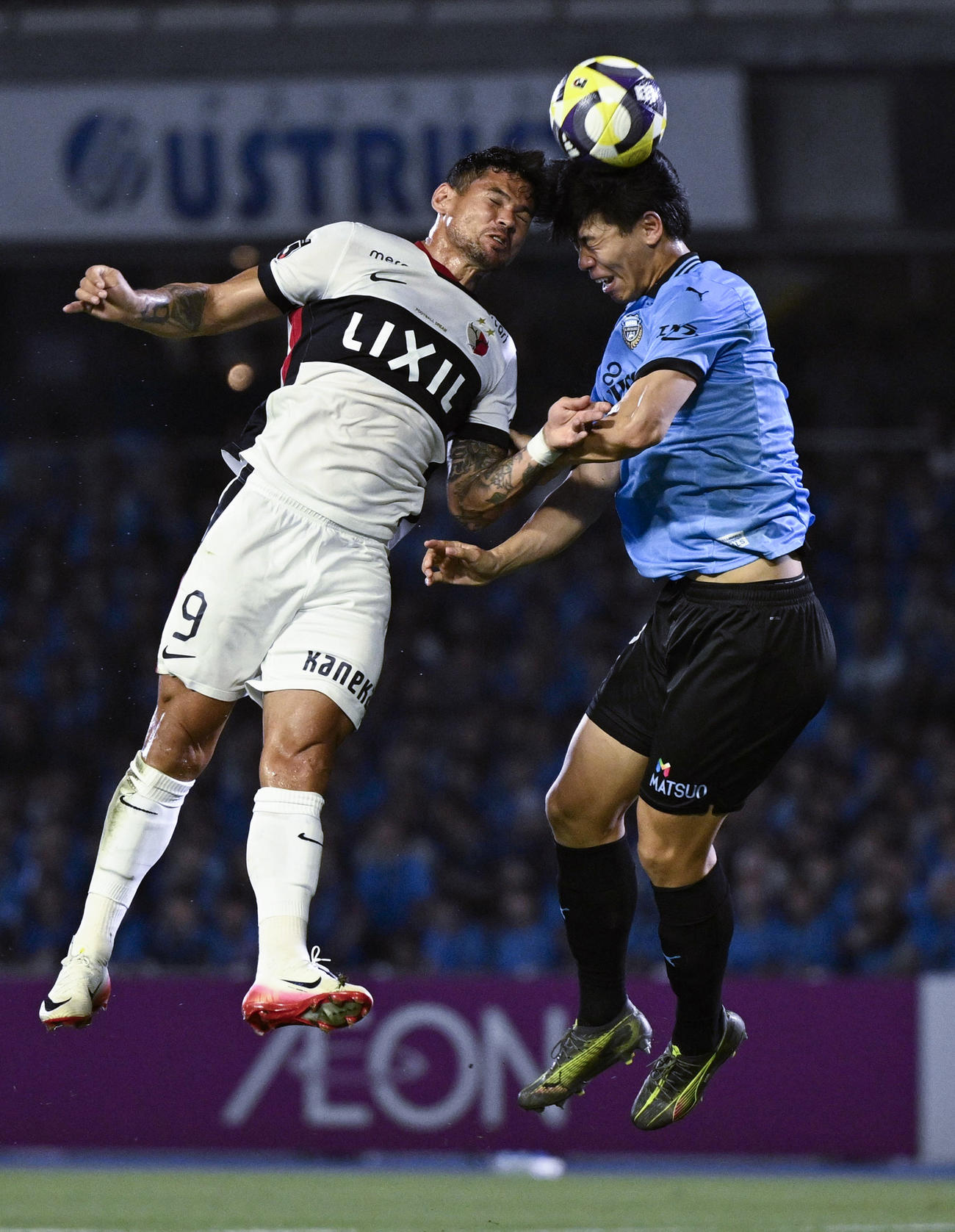 川崎F対鹿島　前半、ヘディングで競り合う鹿島レオセアラ（左）と川崎F高井(共同)