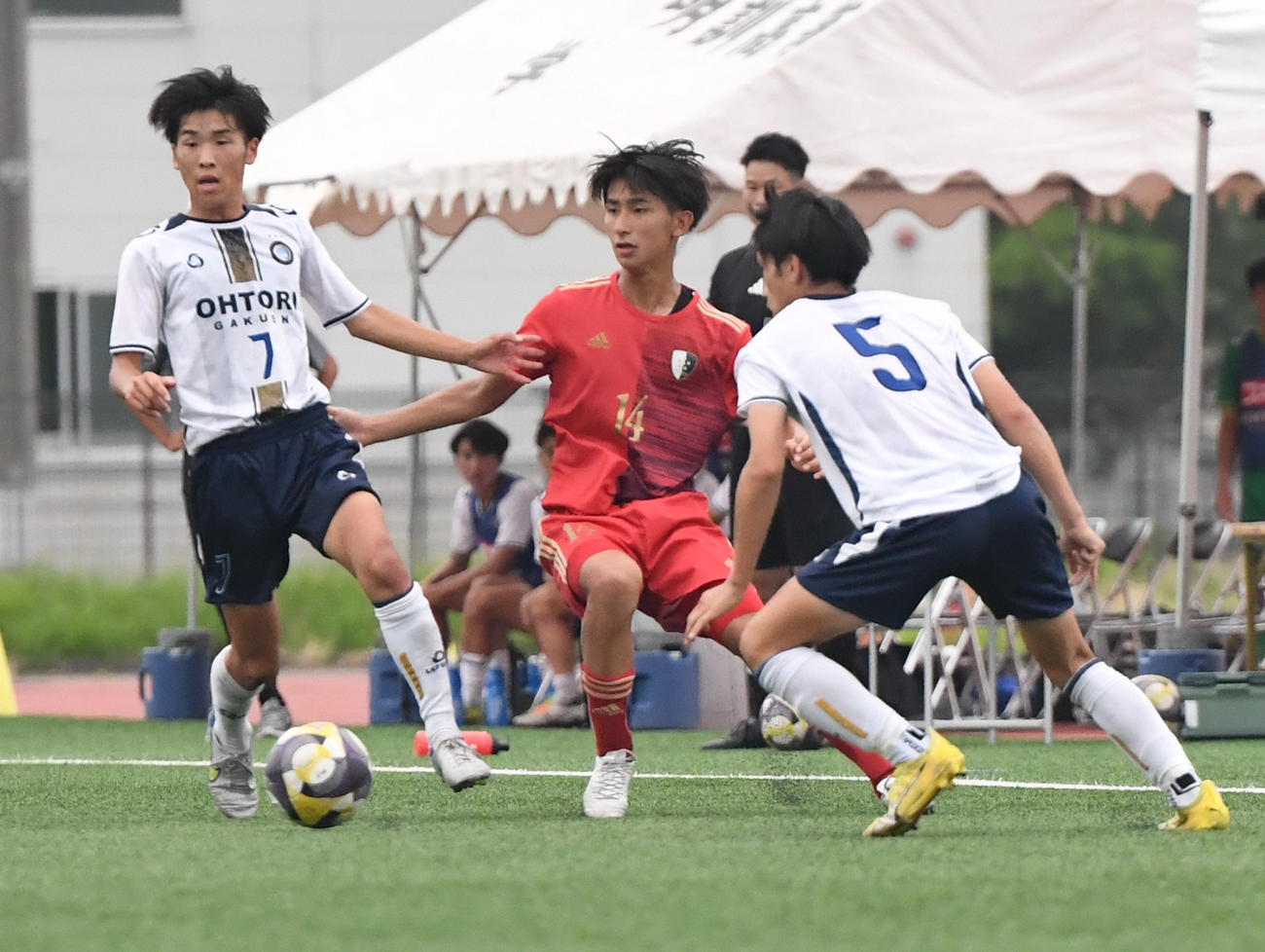 パスを出す新潟明訓・田坂（中央）（撮影・小林忠）