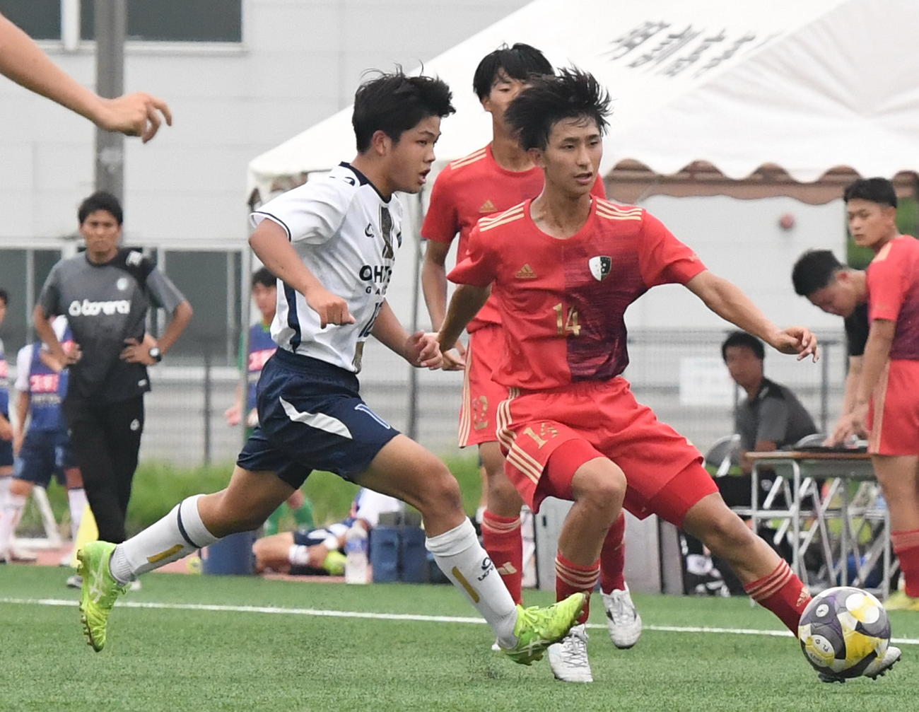 パスを出す新潟明訓・田坂（右）（撮影・小林忠）