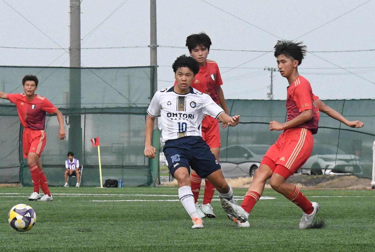 パスを出す新潟明訓・田坂（右）（撮影・小林忠）