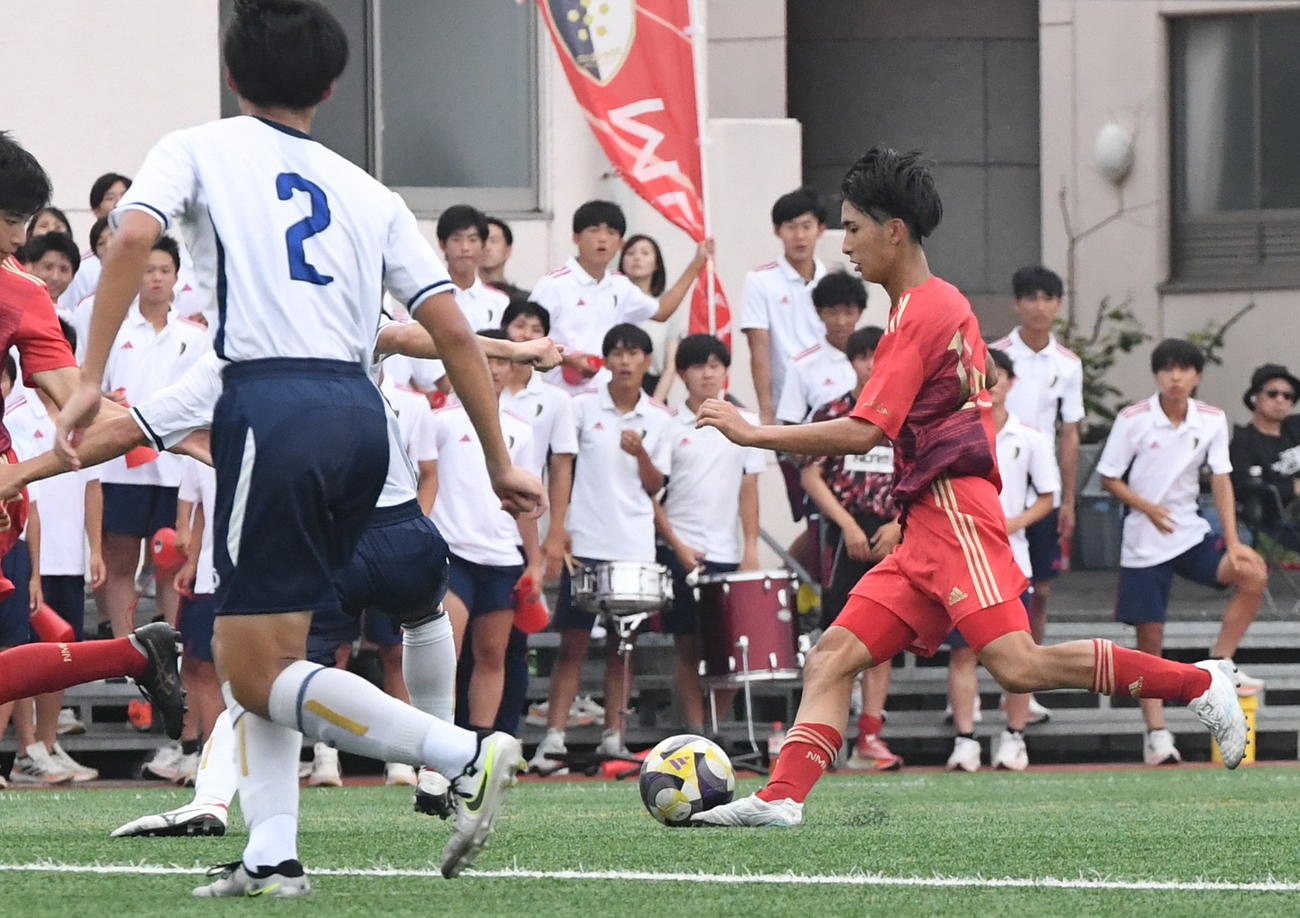 ドリブルで抜け出す新潟明訓・田坂（右）（撮影・小林忠）