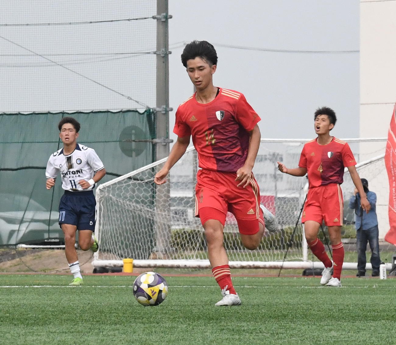 ドリブルする新潟明訓・田坂（手前）（撮影・小林忠）