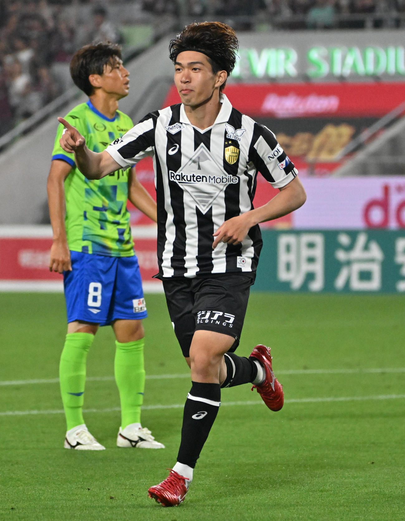 神戸対湘南　後半、ゴールを決める神戸の宮代（右）（撮影・石井愛子）