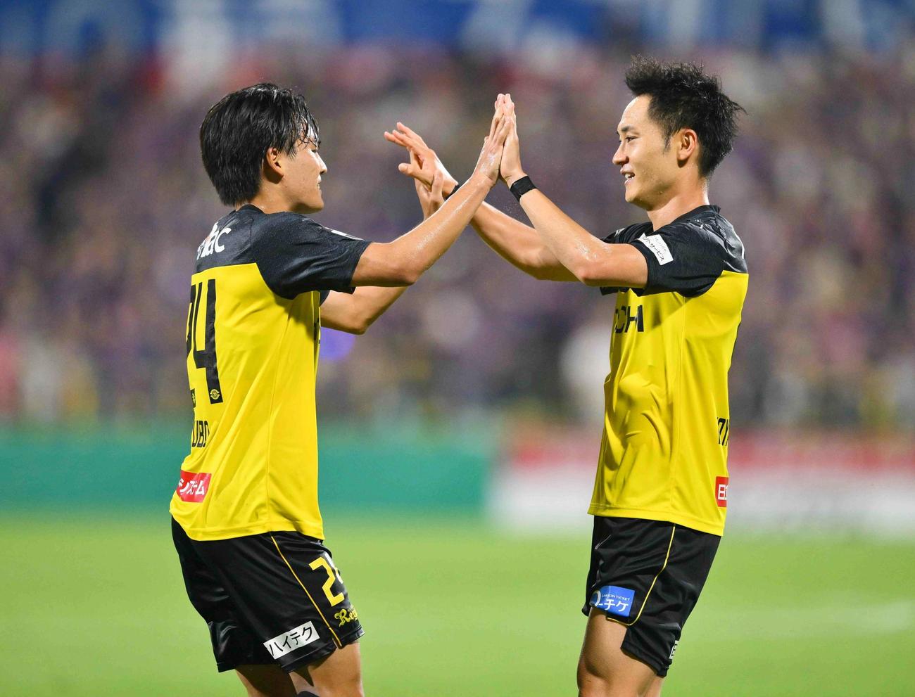 決勝ゴールを決め小屋松とタッチを交わす柏久保（左）（共同）