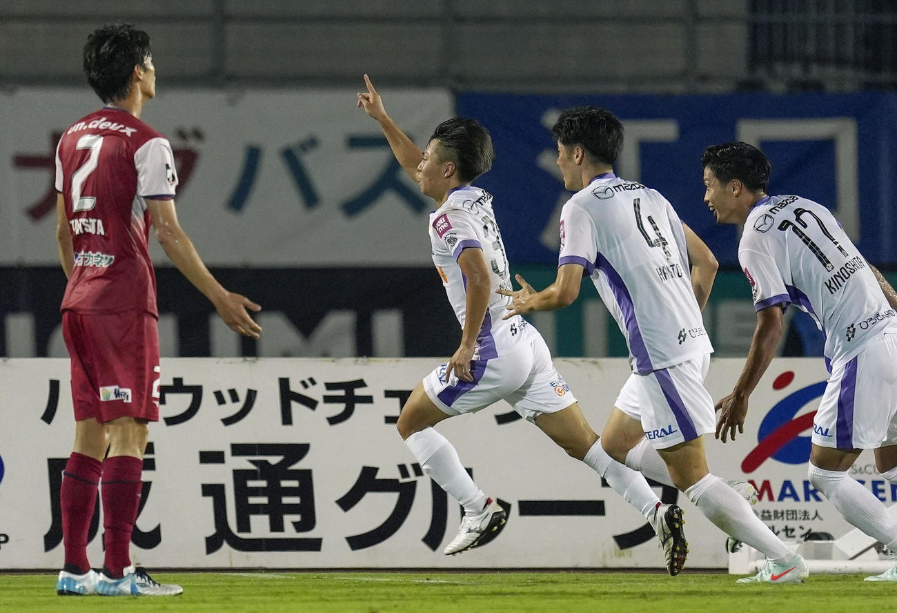 試合終了間際、決勝ゴールを決め駆け出す広島中村（共同）