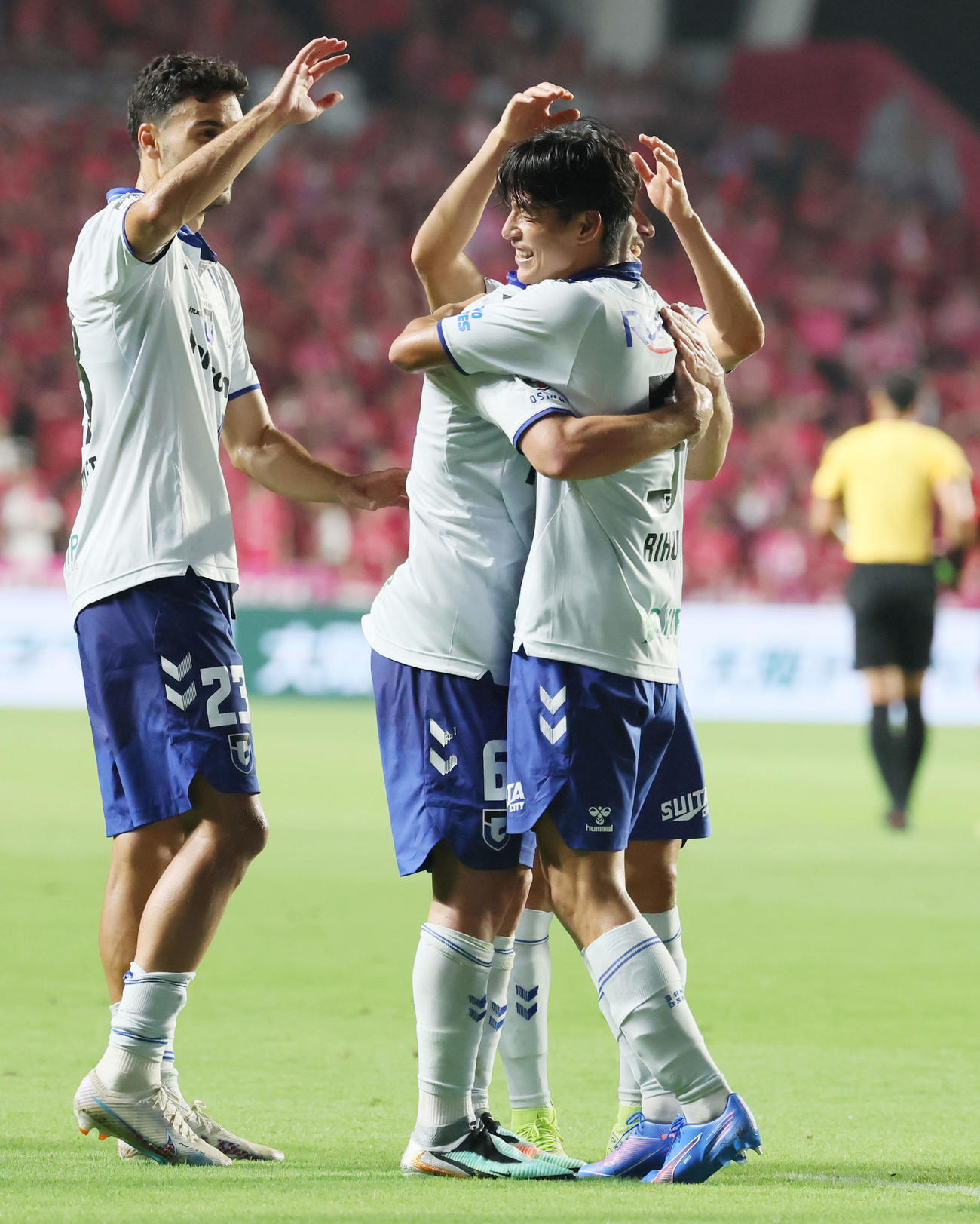 C大阪対G大阪　後半、ゴールを決めラビ（左）と抱き合うG大阪半田（撮影・加藤哉）