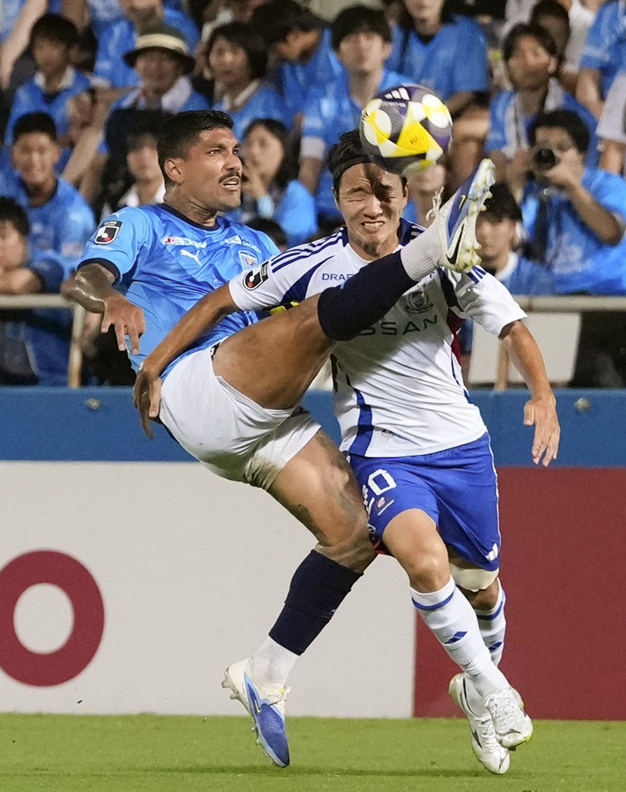 競り合う横浜FCのユーリ（左）と横浜M・天野（共同）