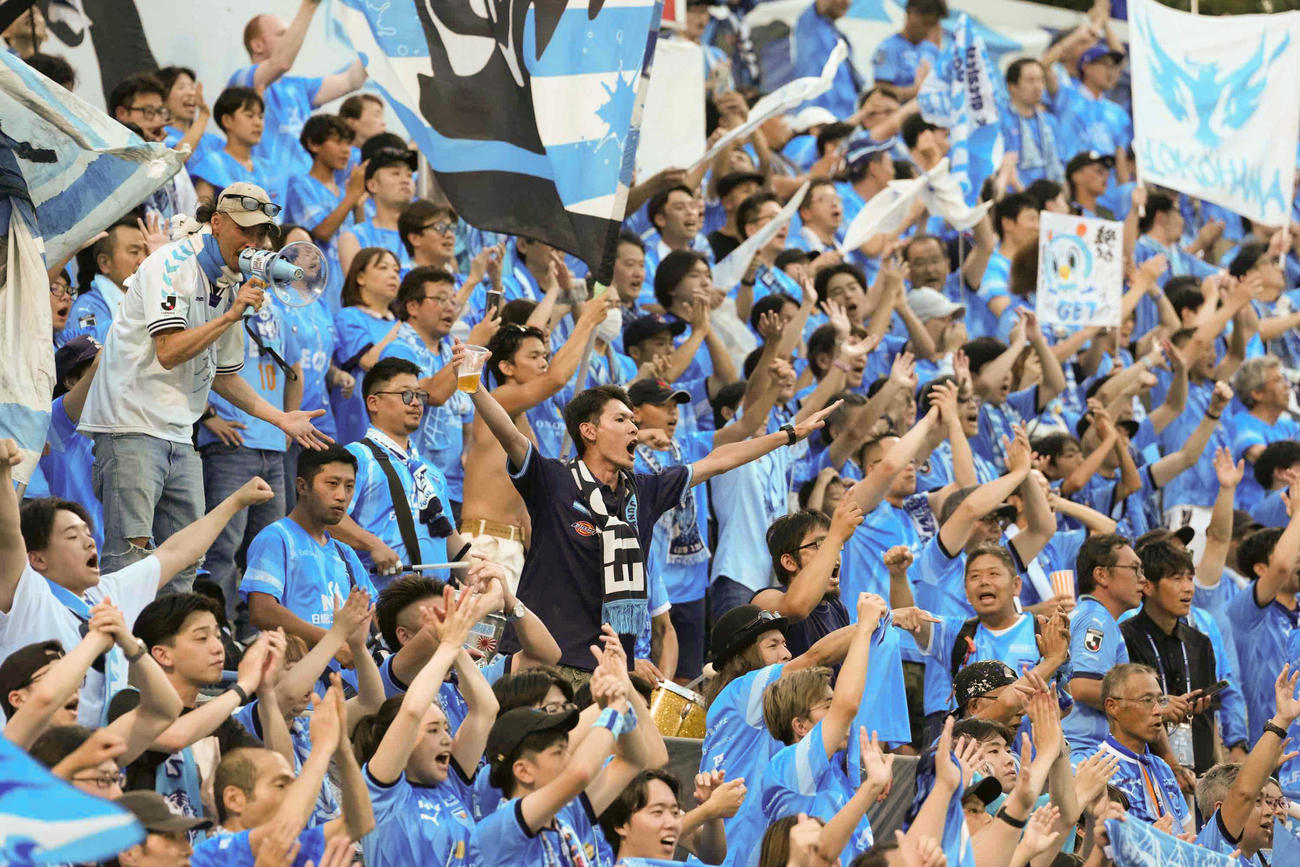 横浜戦で盛り上がる横浜FCサポーター（共同）