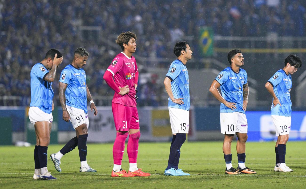 横浜に敗れ、肩を落とす横浜FCイレブン（共同）