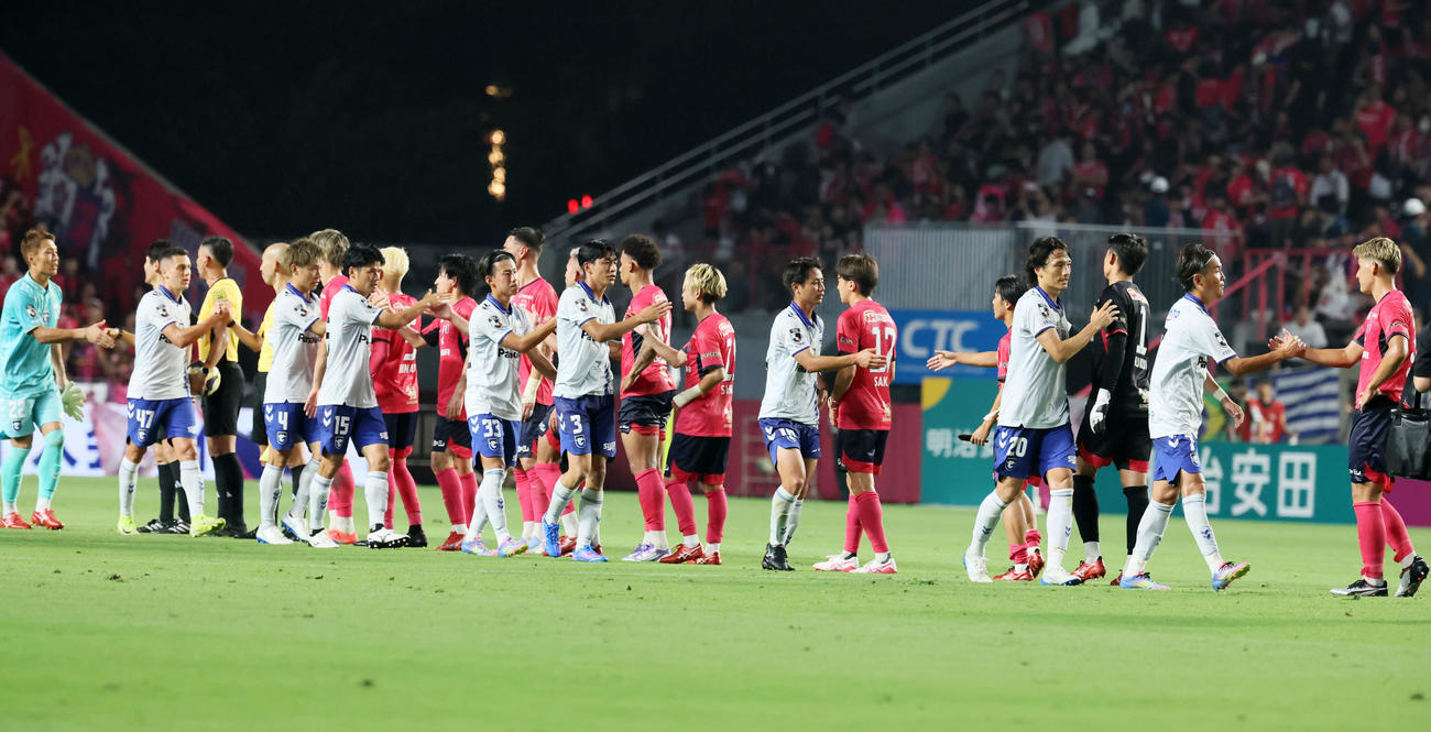 C大阪対G大阪　G大阪が勝利し試合後はC大阪イレブンと握手（撮影・加藤哉）