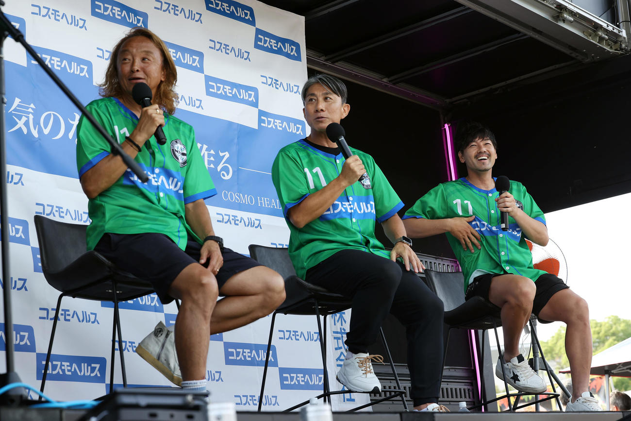 JFL鈴鹿対三重　鈴鹿カズのプロ40周年特別記念試合を前にトークショーに臨む、左から北澤豪氏、前園真聖氏、松井大輔氏（撮影・前田充）